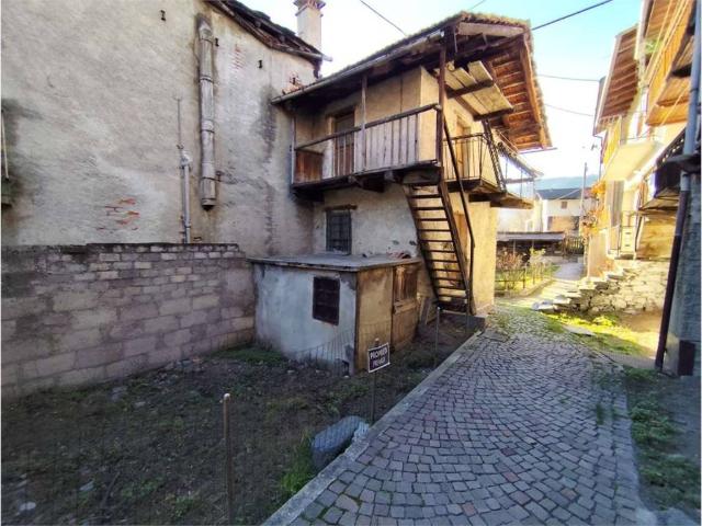 Villa Indipendente in vendita a Challand Saint Victor, Aosta