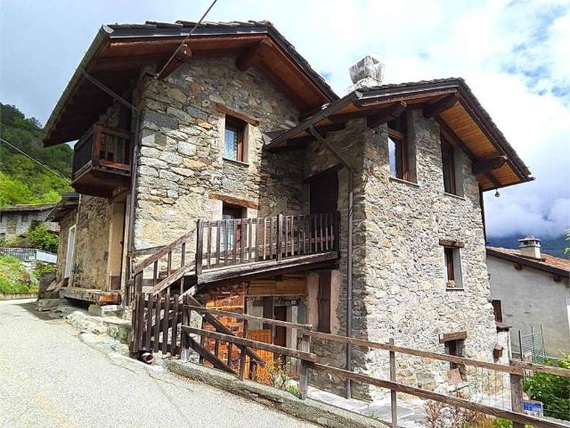 Villa Indipendente in vendita a Challand Saint Victor, Aosta
