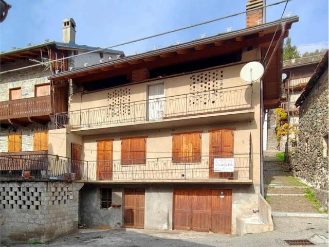 Villa Indipendente in vendita a Challand Saint Victor, Aosta