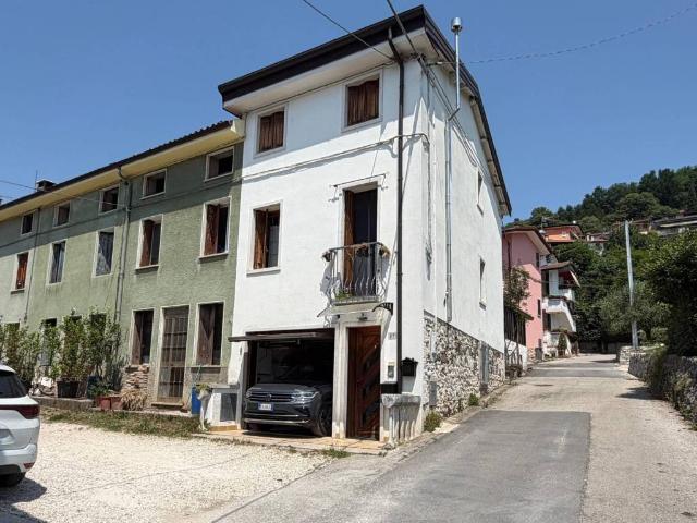 Villa Indipendente in vendita a Chiampo, Veneto