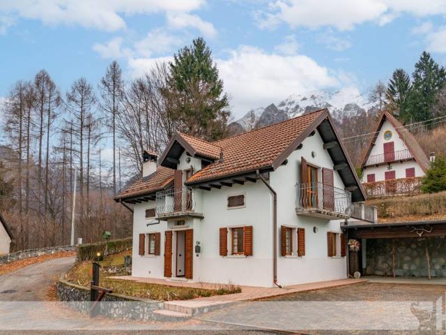 Villa Indipendente in vendita a Chies d'Alpago, Villaggio Col Pian