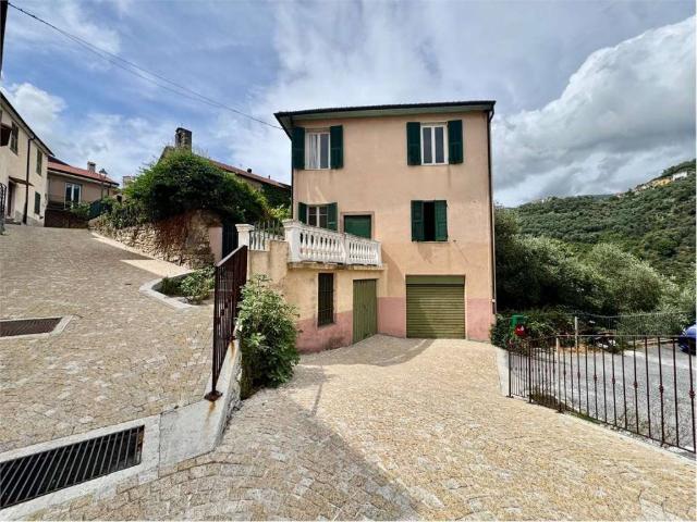 Villa Indipendente in vendita a Chiusavecchia, Liguria