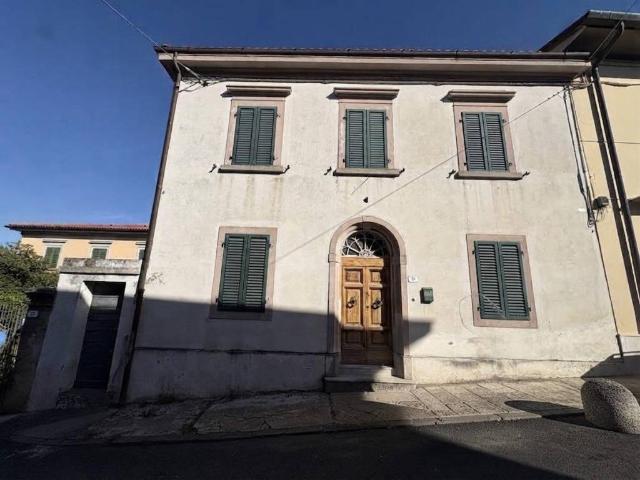 Villa Indipendente in vendita a Collesalvetti, Livorno