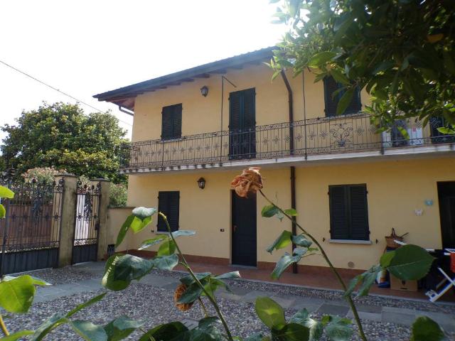 Villa Indipendente in vendita a Comabbio, Lombardia
