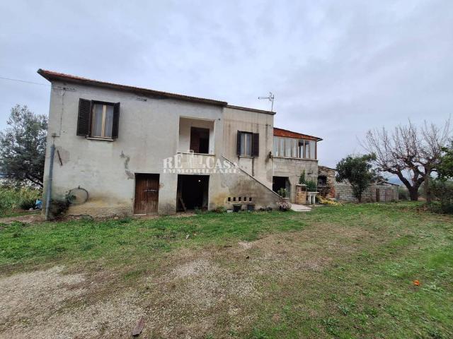 Villa Indipendente in vendita a Unione dei Comuni della Val Vibrata, Controguerra