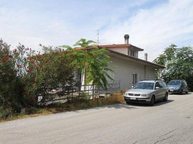 Villa Indipendente in vendita a Unione dei Comuni della Val Vibrata, Controguerra