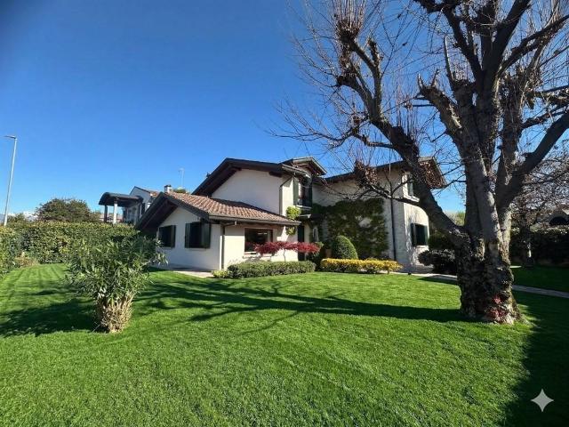 Villa Indipendente in vendita a Cordenons, Friuli-Venezia Giulia