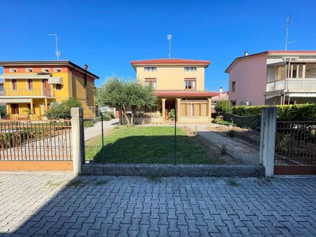 Villa Indipendente in vendita a San Giacomo / Sant Jacum, Cordenons