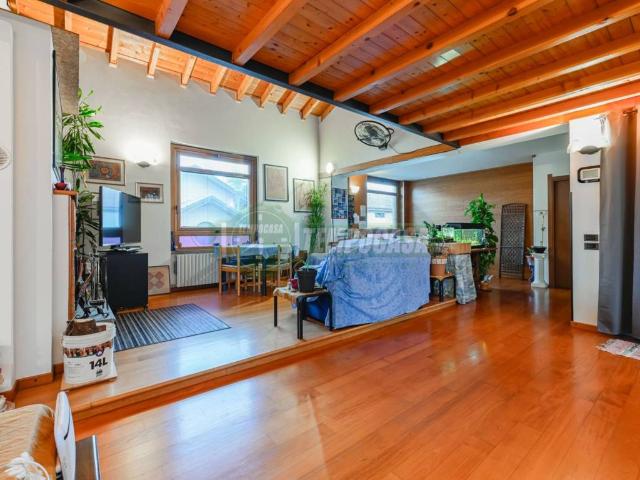 Villa Indipendente in vendita a Cornate D'adda, Lombardia