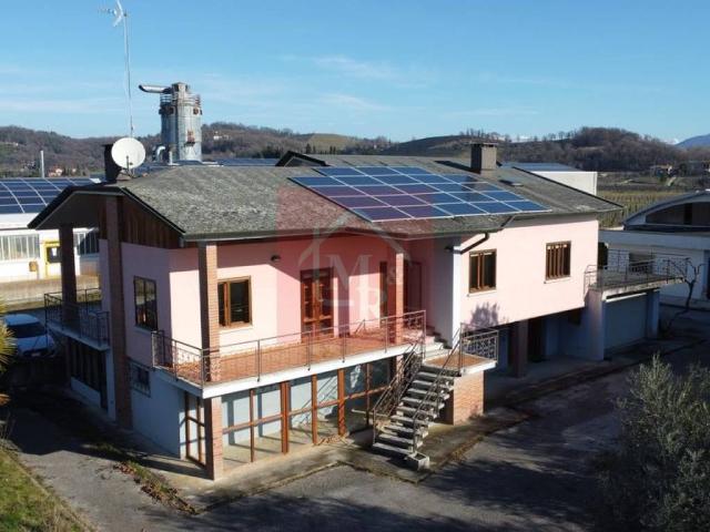 Villa Indipendente in vendita a Corno Di Rosazzo, Friuli-Venezia Giulia
