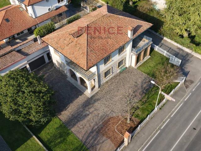 Villa Indipendente in vendita a Cornuda, Veneto