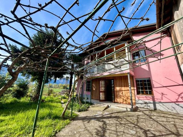 Villa Indipendente in vendita a Fermata Castello, Costa Volpino