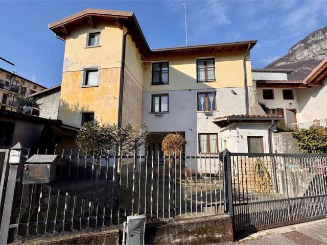 Villa Indipendente in vendita a Costa Volpino, Lombardia