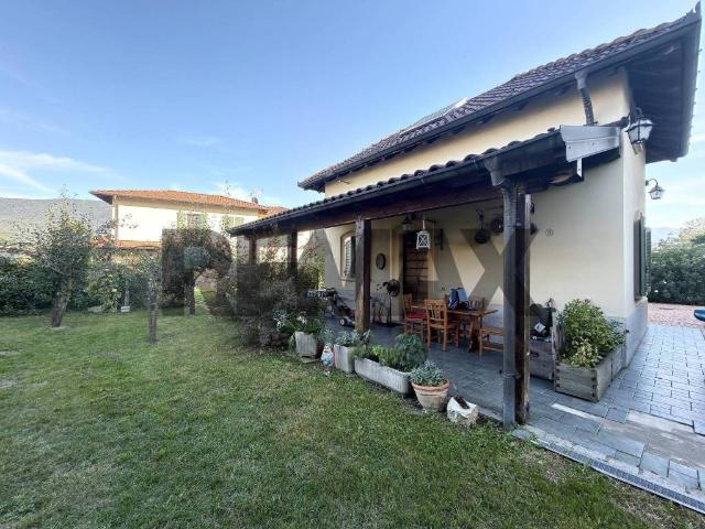 Villa Indipendente in vendita a Cunardo, Varese