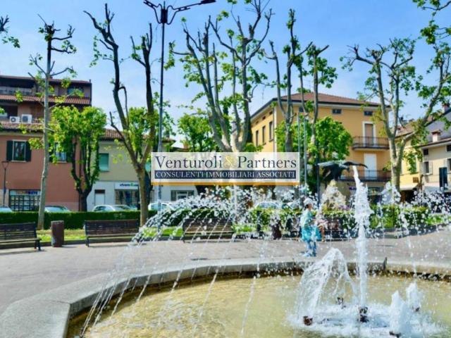 Villa Indipendente in vendita a Desenzano Del Garda, Brescia