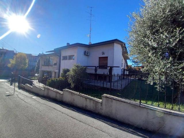 Villa Indipendente in vendita a Rivoltella del Garda, Desenzano Del Garda