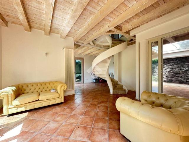 Villa Indipendente in vendita a Vicina, Desenzano Del Garda