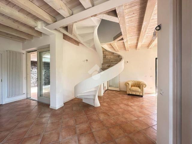 Villa Indipendente in vendita a Vicina, Desenzano Del Garda