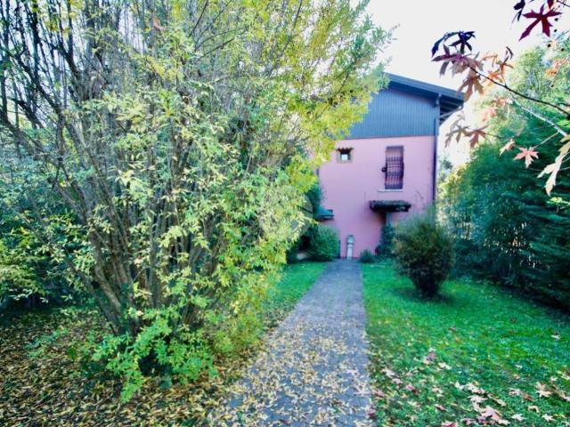 Villa Indipendente in vendita a Rivoltella del Garda, Desenzano Del Garda