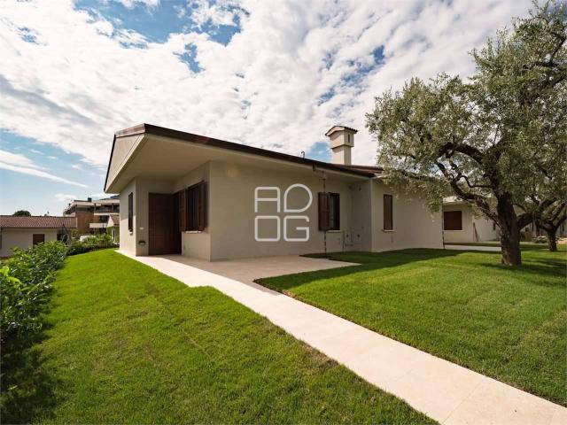 Villa Indipendente in vendita a Desenzano Del Garda, Brescia
