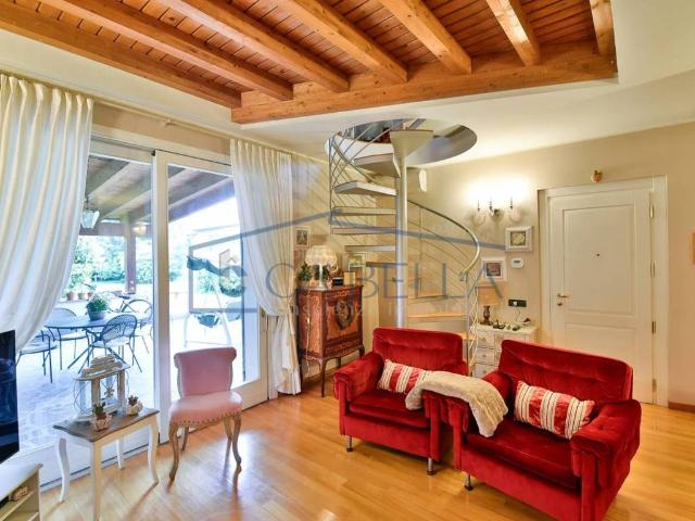 Villa Indipendente in vendita a Piazza, Desio