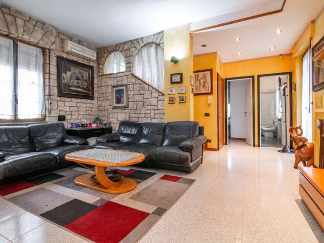 Villa Indipendente in vendita a Sacro Cuore-Stazione, Desio