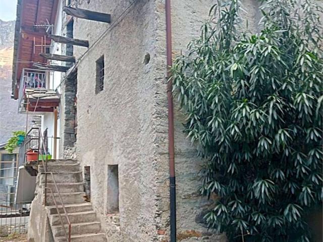 Villa Indipendente in vendita a Donnas, Aosta