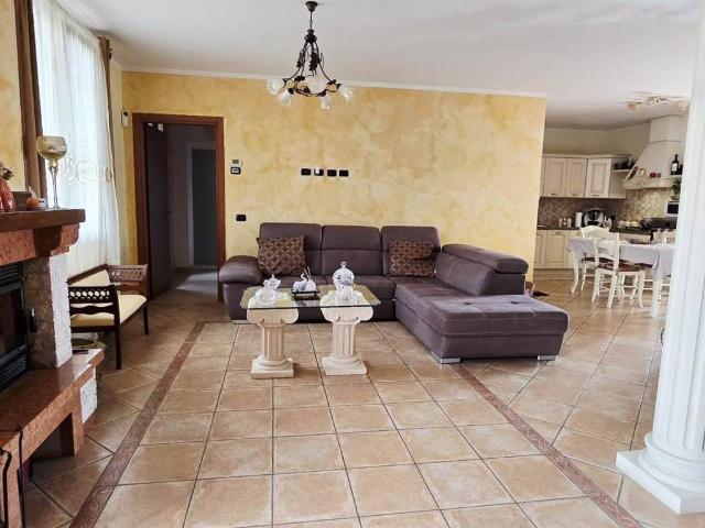 Villa Indipendente in vendita a Pomponesco, Lombardia