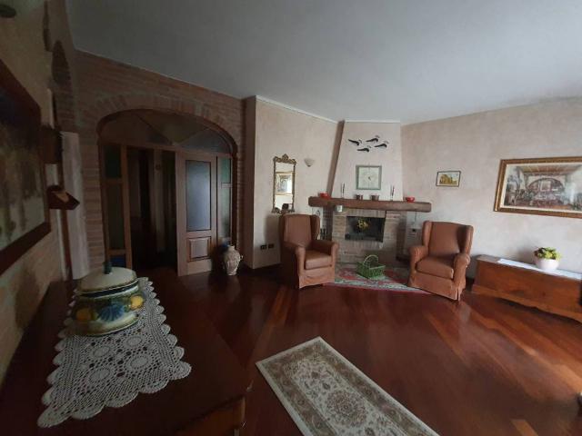 Villa Indipendente in vendita a Dosolo, Lombardia