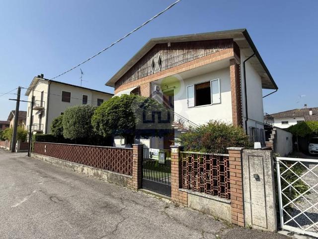 Villa Indipendente in vendita a Dosolo, Lombardia