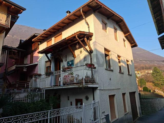 Villa Indipendente in vendita a Endine Gaiano, Lombardia