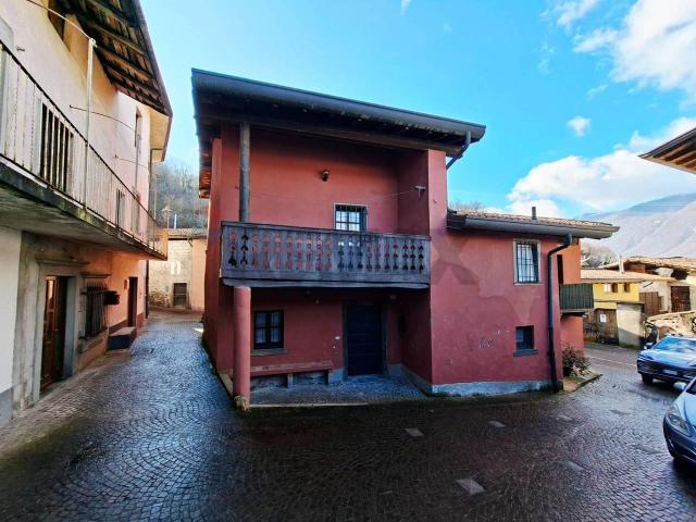 Villa Indipendente in vendita a Endine Gaiano, Lombardia