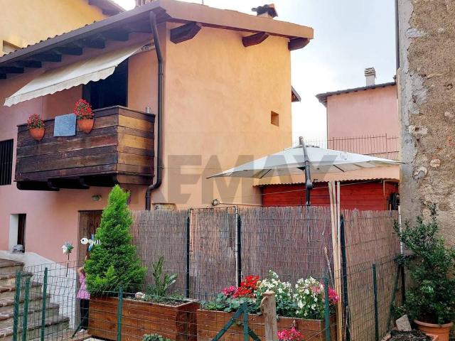 Villa Indipendente in vendita a Endine Gaiano, Lombardia