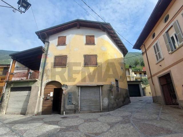 Villa Indipendente in vendita a Endine Gaiano, Lombardia