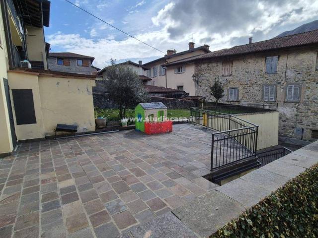 Villa Indipendente in vendita a Endine Gaiano, Lombardia