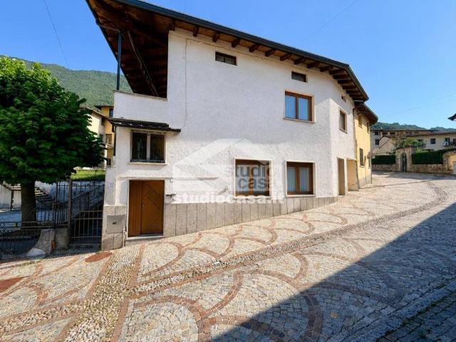 Villa Indipendente in vendita a Endine Gaiano, Lombardia