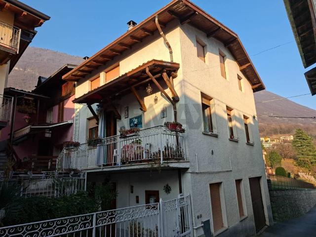 Villa Indipendente in vendita a Endine Gaiano, Lombardia