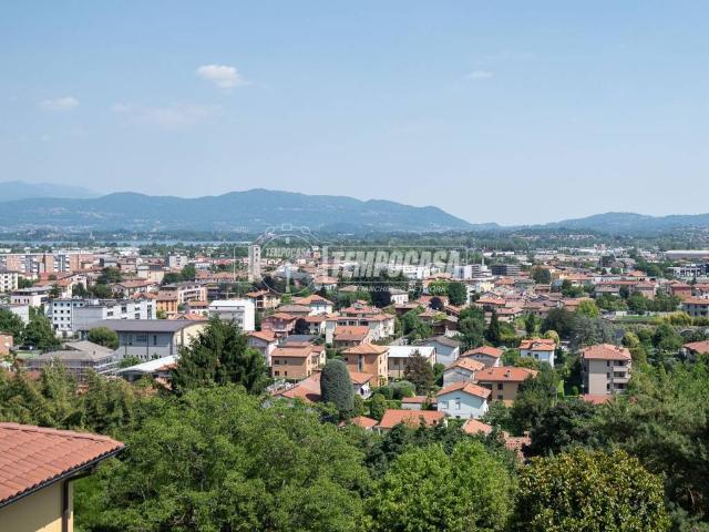 Villa Indipendente in vendita a Crevenna, Erba