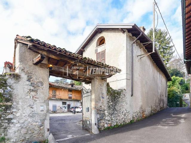 Villa Indipendente in vendita a Crevenna, Erba