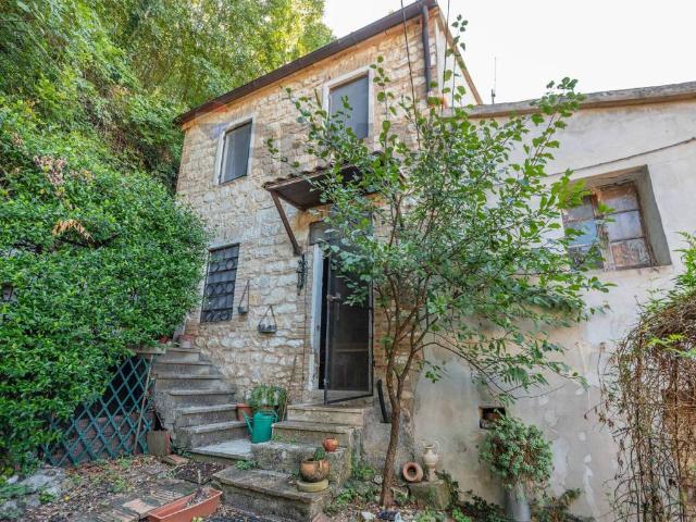 Villa Indipendente in vendita a Grotte-Sotto le Noci, Fabriano