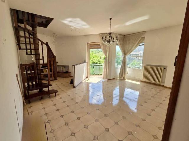 Villa Indipendente in vendita a Albacina, Marche