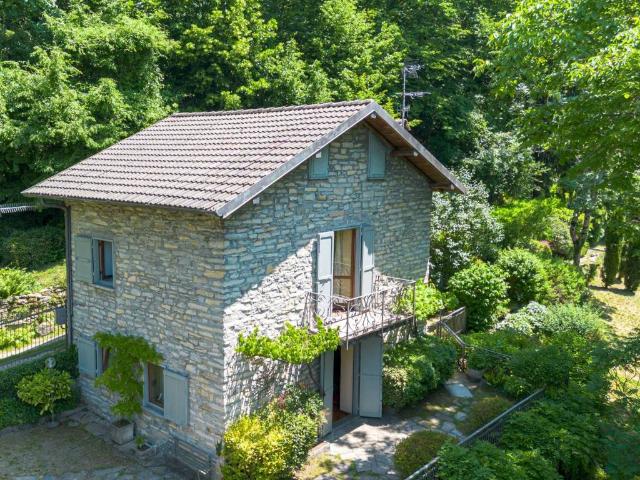 Villa Indipendente in vendita a Faggeto Lario, Lombardia