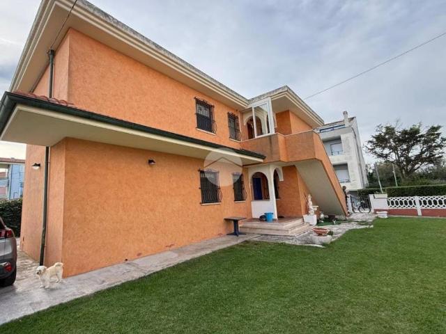 Villa Indipendente in vendita a Baia Metauro, Marche
