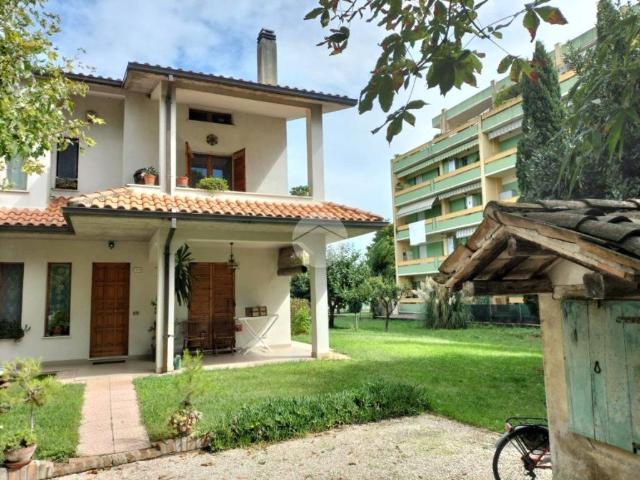 Villa Indipendente in vendita a Ponte Metauro, Marche