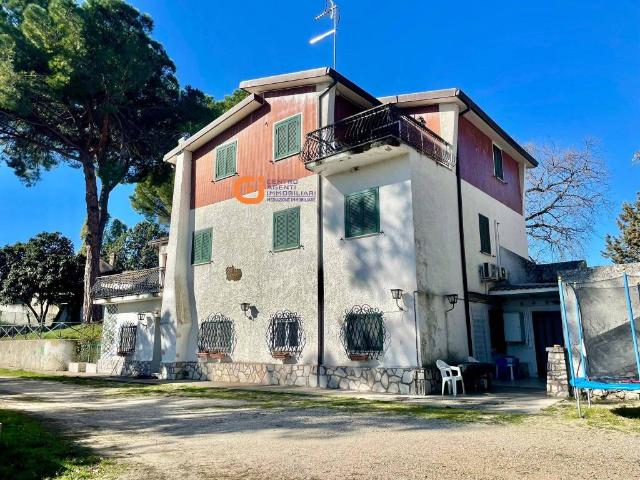 Villa Indipendente in vendita a Fara Sabina, Lazio