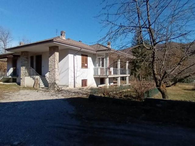 Villa Indipendente in vendita a Farini D'olmo, Reggio Emilia