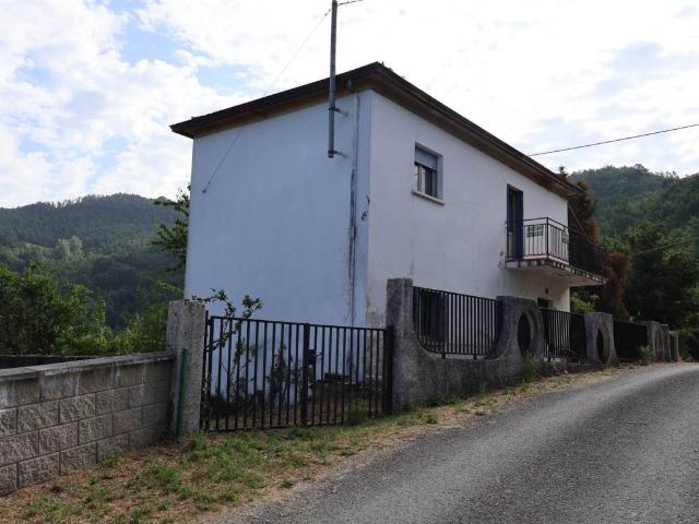 Villa Indipendente in vendita a Farini D'olmo, Reggio Emilia