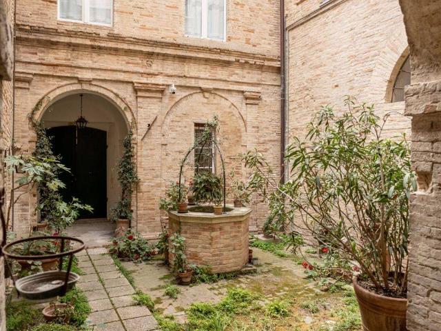 Villa Indipendente in vendita a Tirassegno, Marche