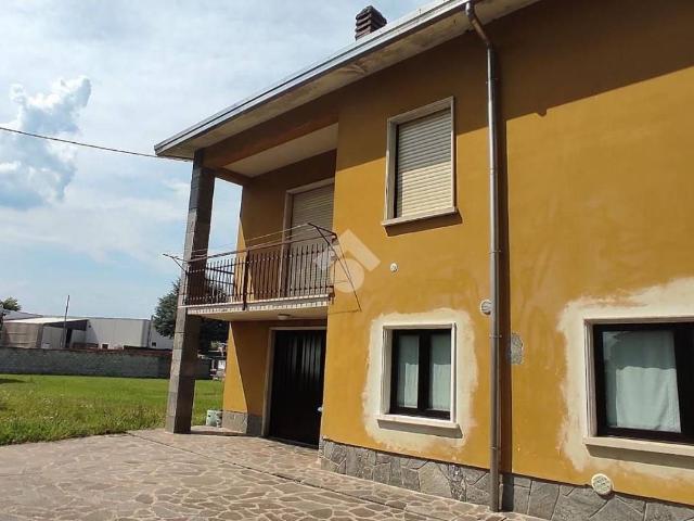 Villa Indipendente in vendita a Ferno, Lombardia