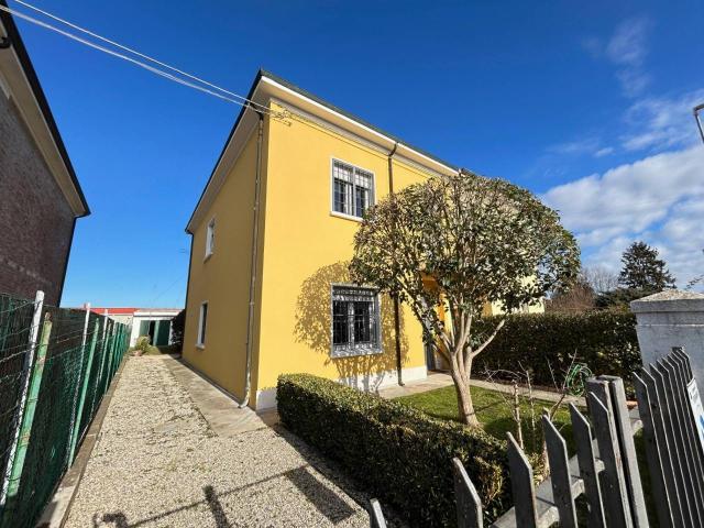 Villa Indipendente in vendita a Ferrara, Reggio Emilia